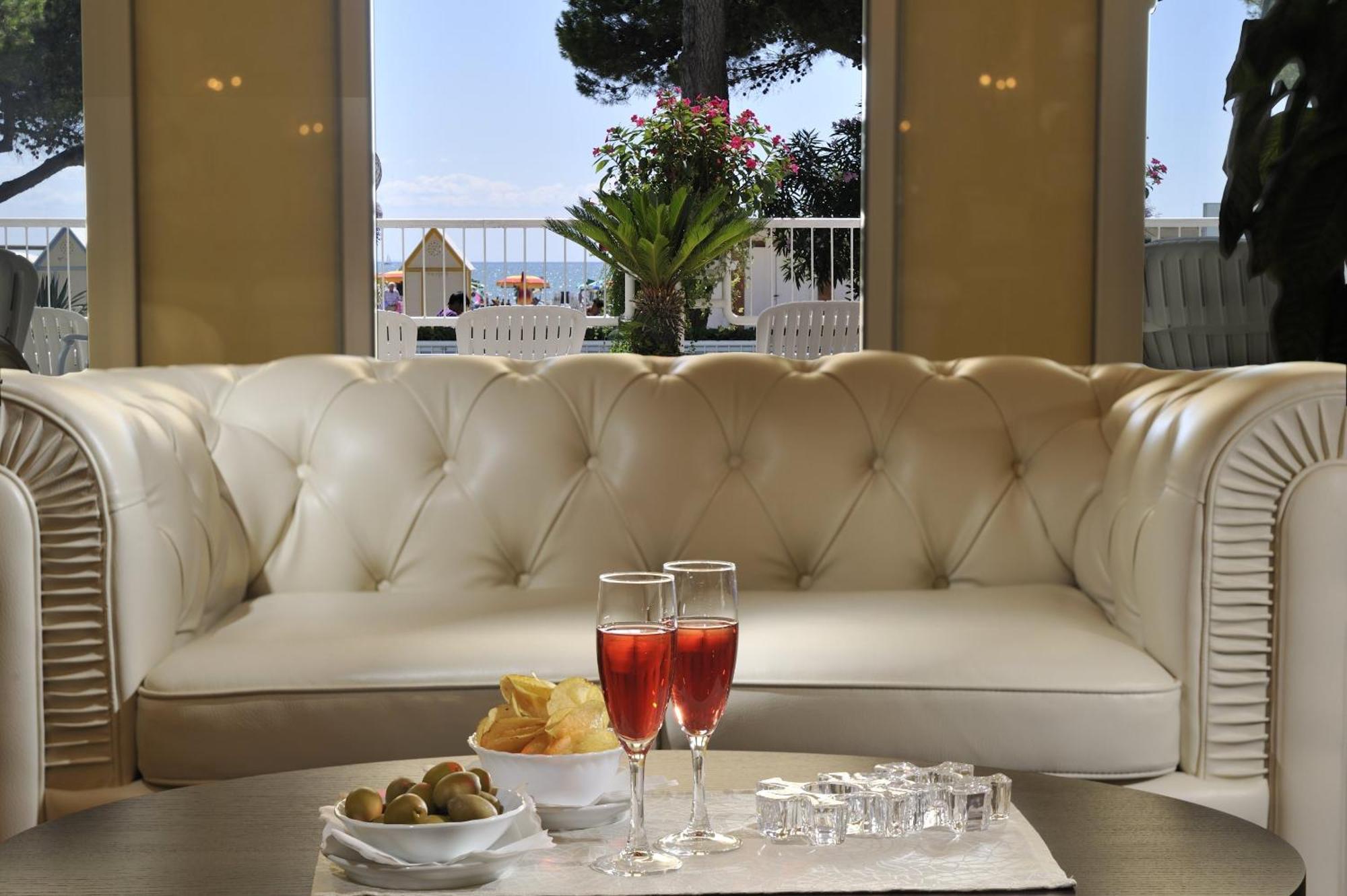 Grand Hotel Playa ลินญาโน ซับเบียโดโร ภายนอก รูปภาพ